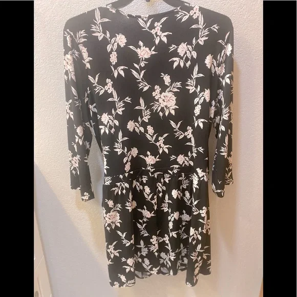 White House Black Market Floral Skort Romper XL Like new! - Picture 4 of 7